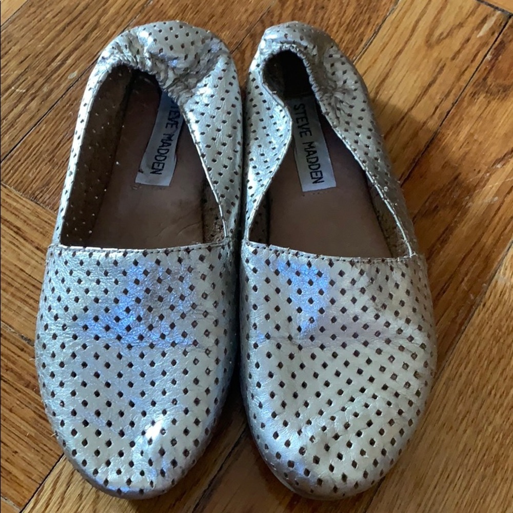 Steve Madden gold flats in size 5.